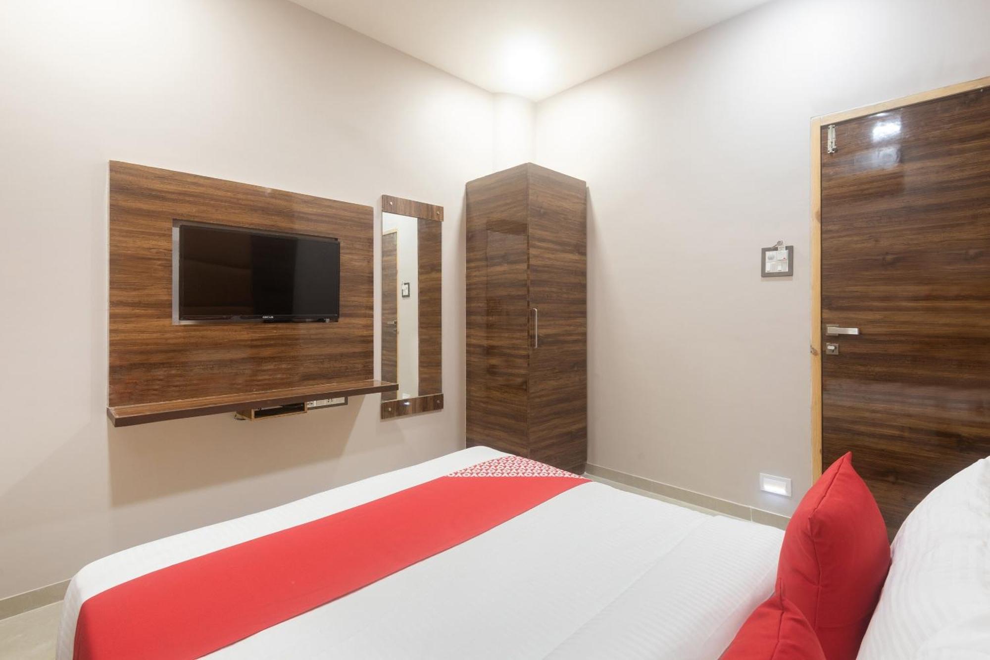 Hotel Blue Executive Near Chhatrapati Shivaji International Airport Bombaj Zewnętrze zdjęcie