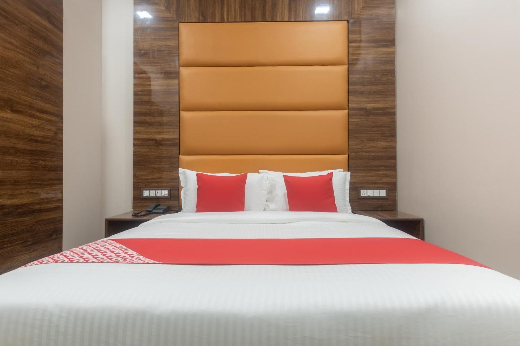 Hotel Blue Executive Near Chhatrapati Shivaji International Airport Bombaj Zewnętrze zdjęcie